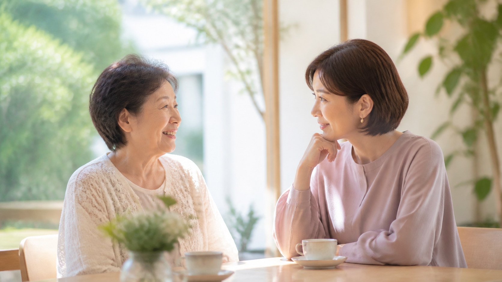 室内で穏やかに会話する見守り・付き添いのイメージ