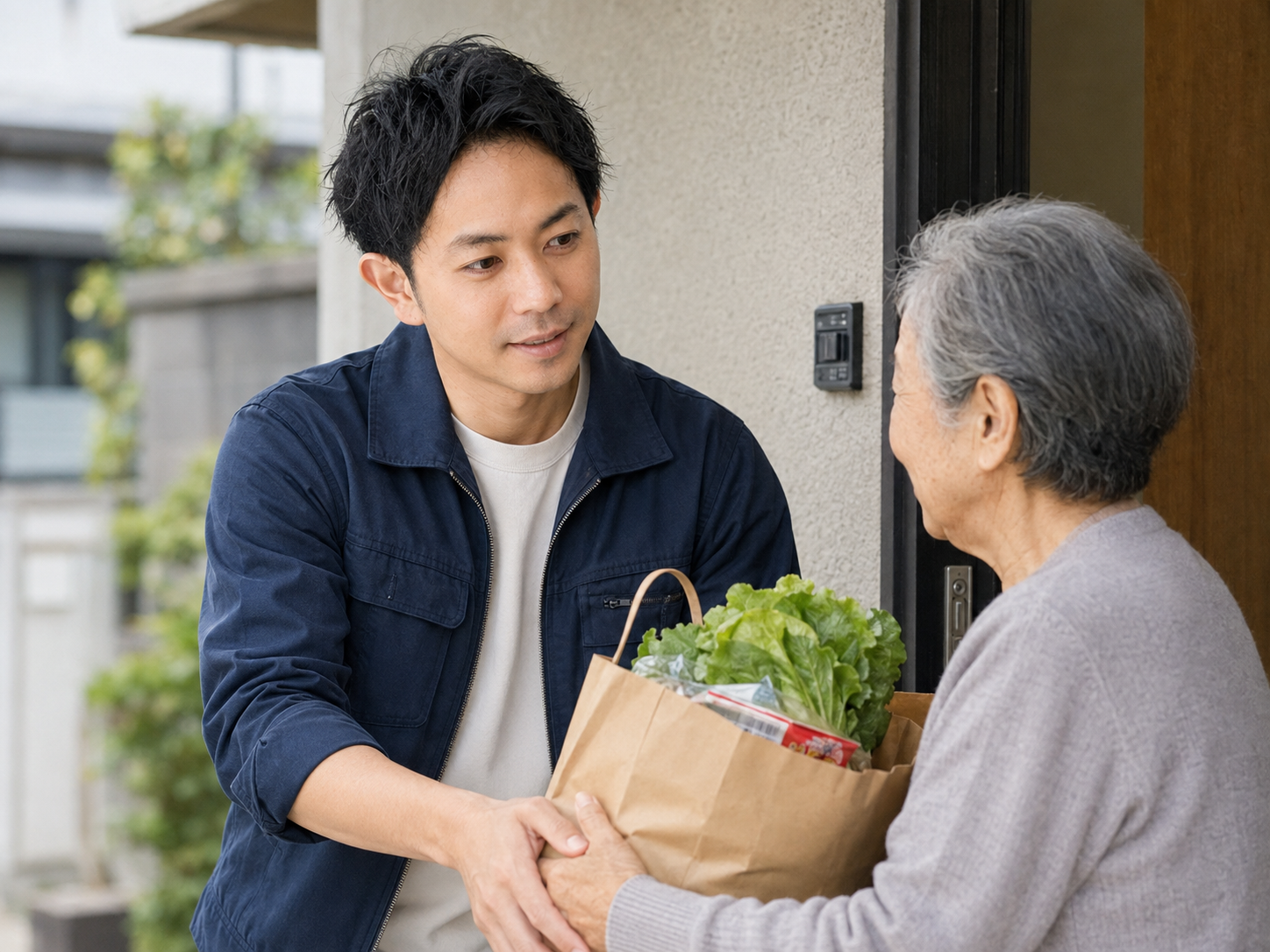 日用品を高齢女性へ届ける買い物支援の様子